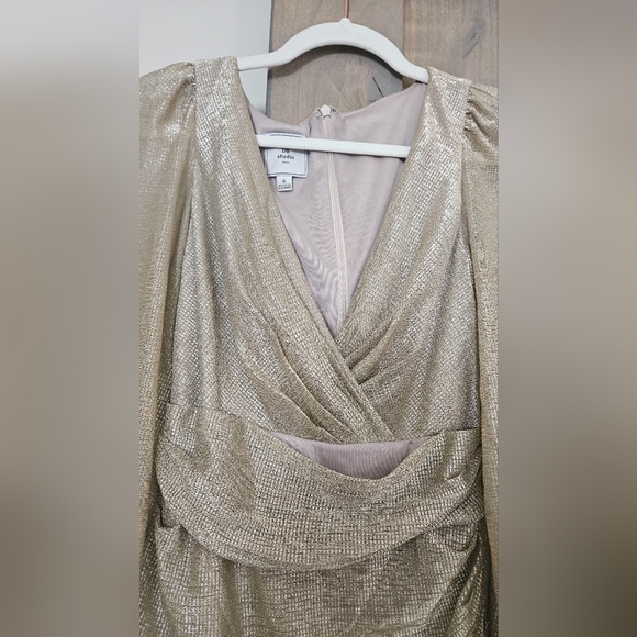 DB Studio Long Sleeve Metallic Mini with Plunge Neckline. Gold. Size 6 - Picture 9 of 16